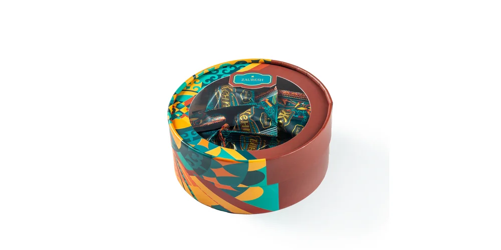 Жент в фантиках в круглой коробке