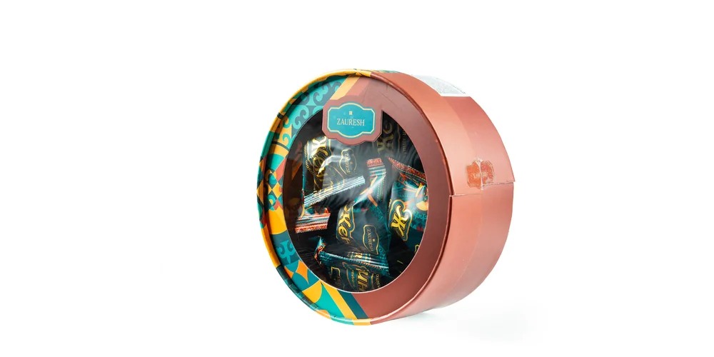 Жент в фантиках в круглой коробке